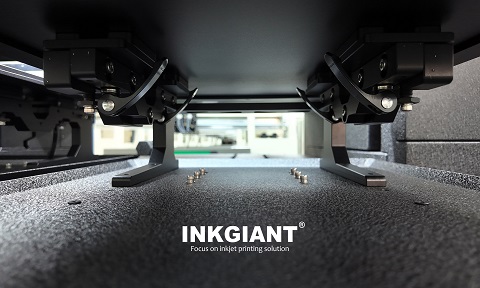 <strong>Quick-release platen</strong> &ndash; fast swapping between sizes, accommodating a variety of garment dimensions, significantly reducing changeover time and boosting productivity.
